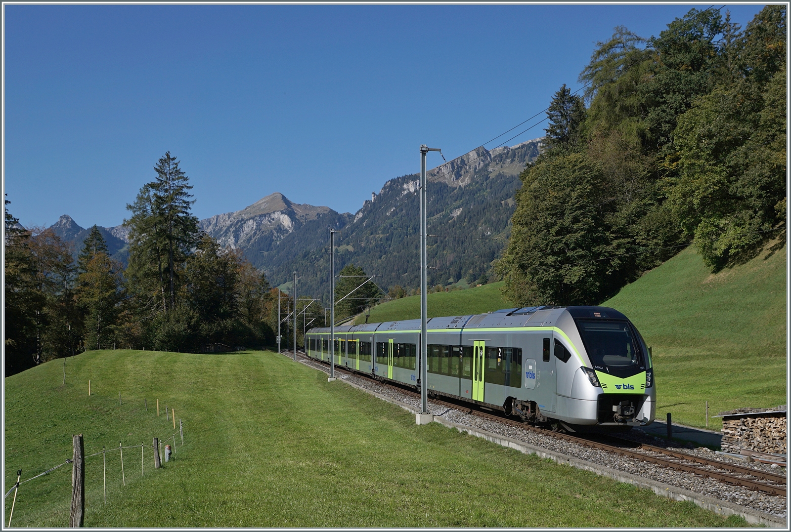 Kurz vor Weissenburg ist der BLS RABe 528 105 auf der Fahrt von Zweisimmen nach Bern

7. Oktober 2023