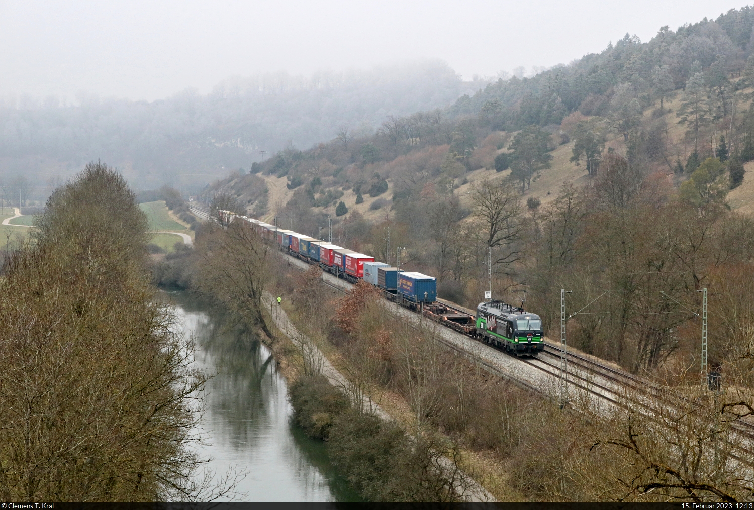 Kurzer KLV-Zug mit 193 264-9 (Siemens Vectron) unterwegs bei Dollnstein Richtung Ingolstadt.

🧰 ELL Austria GmbH (European Locomotive Leasing), vermietet an die TX Logistik AG (TXL)
🕓 15.2.2023 | 12:13 Uhr