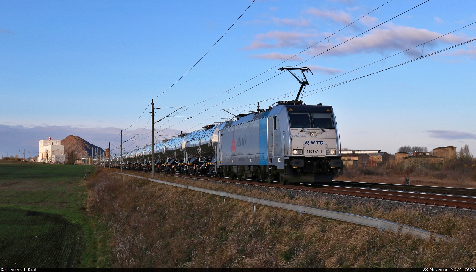 Kurzerhand in die Wolken geraten war 186 540-1  Anton , dessen angehängte Kesselwagen in der Sonne stärker geglänzt hätten. Das Gespann ist bei Eisdorf (Teutschenthal) auf dem Weg Richtung Halle Rosengarten.

🧰 Railpool GmbH, vermietet an die Retrack Germany GmbH (VTG GmbH)
🕓 23.11.2024 | 9:33 Uhr