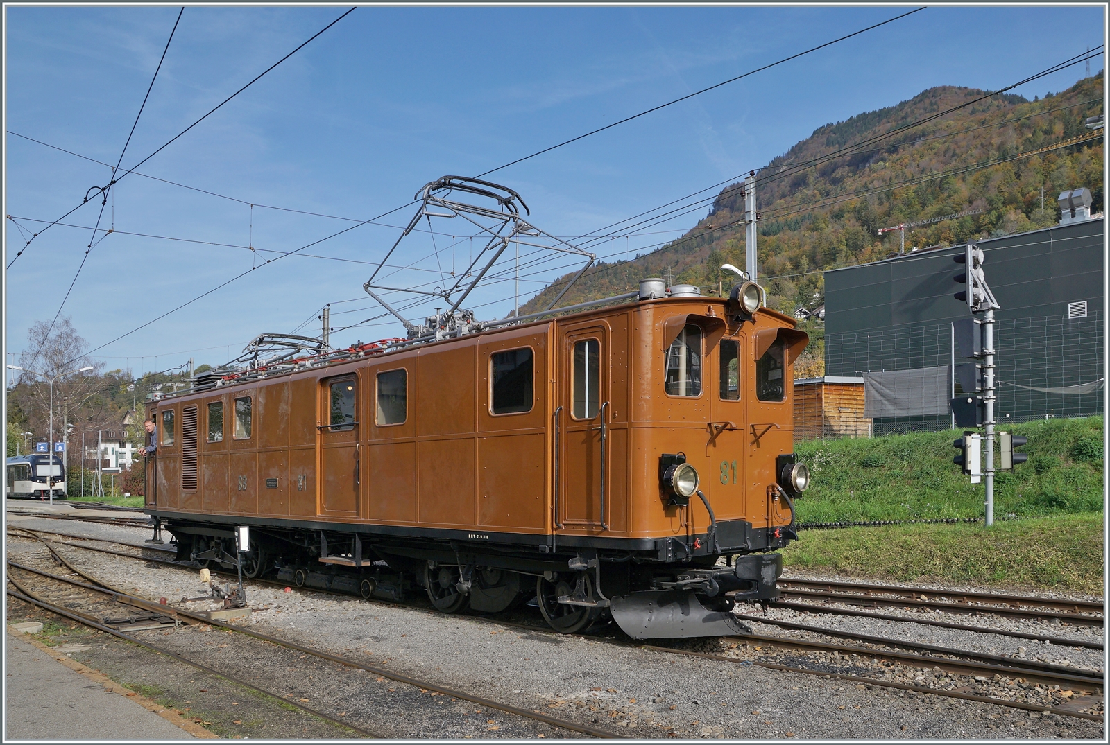  La DER de la Saison!  (Saisonabschlussfeier der Blonay-Chamby Bahn 2022): Die Bernina Bahn Ge 4/4 81 ist wieder bei der Blonay-Chamby Bahn angekommen und bereits im Einsatz: Die Lok wartet in Blonay auf ihre Komposition für die Rückfahrt nach Chaulin. 

29. Oktober 2022