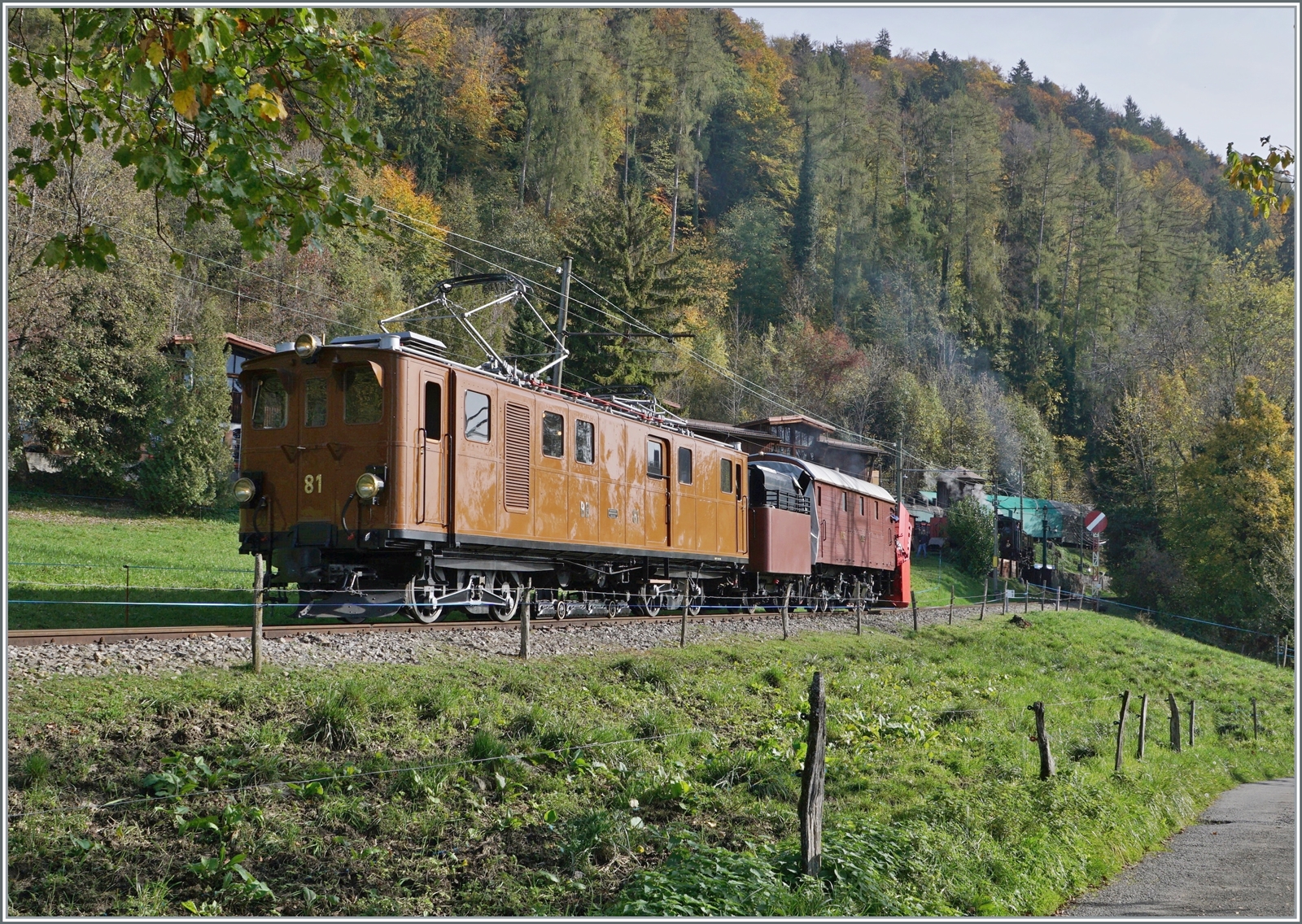  La DER de la Saison!  (Saisonabschlussfeier der Blonay-Chamby Bahn 2022):

Dem Winter entgegen... 

Die Bernina Bahn Ge 4/4 81 zeigt sich mit dem Xrotd 1052 als Fotozug bei Chaulin.

30. Okt. 2022