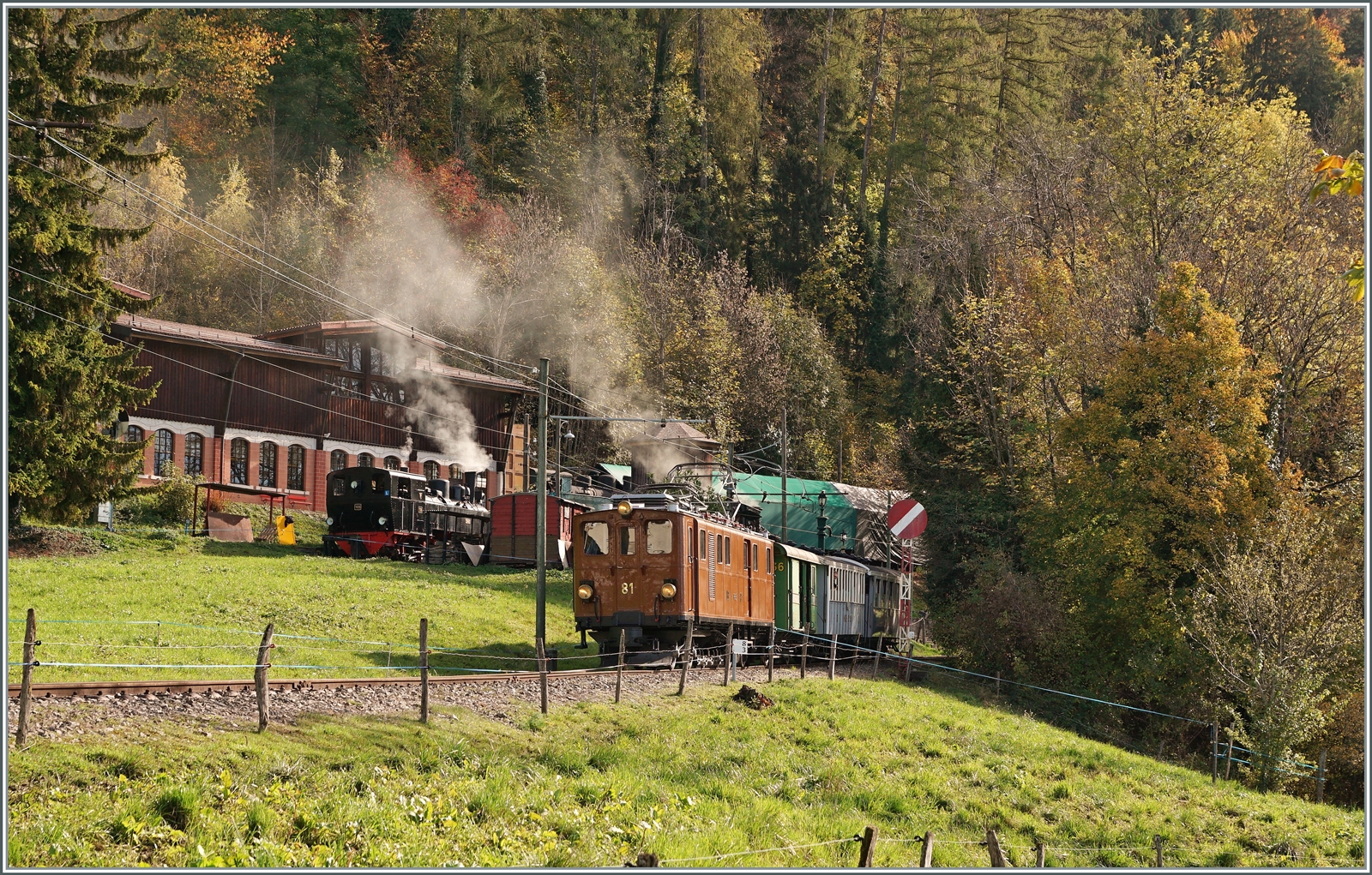  La DER de la Saison!  (Saisonabschlussfeier der Blonay-Chamby Bahn 2022): Es dampft, es raucht es rattert, die Ge 4/4 81 in wieder in der Obhut der B-C und zeigt sich im Gegenlicht mit ihrem morgendlichen Reisezug 16E bestehend aus den MOB 22 und 61 und dem CEG 36 auf der Fahrt nach Blonay vor dem Hintergrund des  BW  Chaulin.

30. Oktober 2022