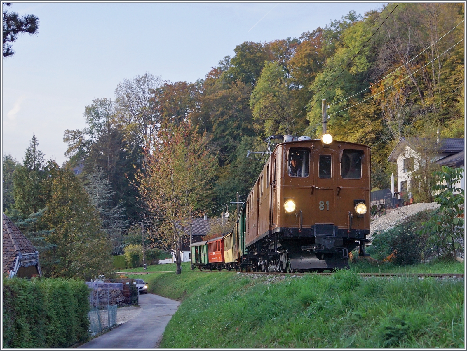  La DER de la Saison!  (Saisonabschlussfeier der Blonay-Chamby Bahn 2022) - schon fast im letzten Licht fährt die Bernina Ge 4/4 81 der Blonay-Chamby Bahn mit ihrem Riviera-Belle-Epoque Zug von Vevey nach Chaulin zurück. Das Bild entstand kurz nach der Abfahrt in Blonay. 

30. Oktober 2022