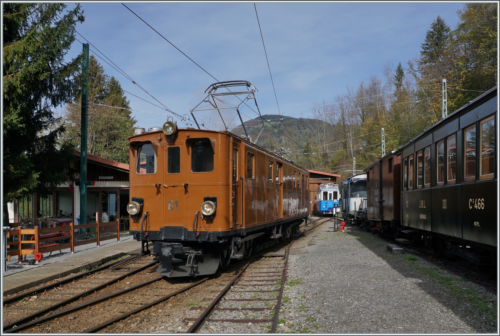  La DER de la Saison!  (Saisonabschlussfeier der Blonay-Chamby Bahn 2022) - die Bernina Bahn Ge 4/4 81 der Blonay - Chamby Bahn ist in Chaulin angekommen und rangiert nun für ihren nächsten Einsatz. Das Bild entstand im frei zugänglichen Museumsgelände der B-C. 

29. Oktober 2022