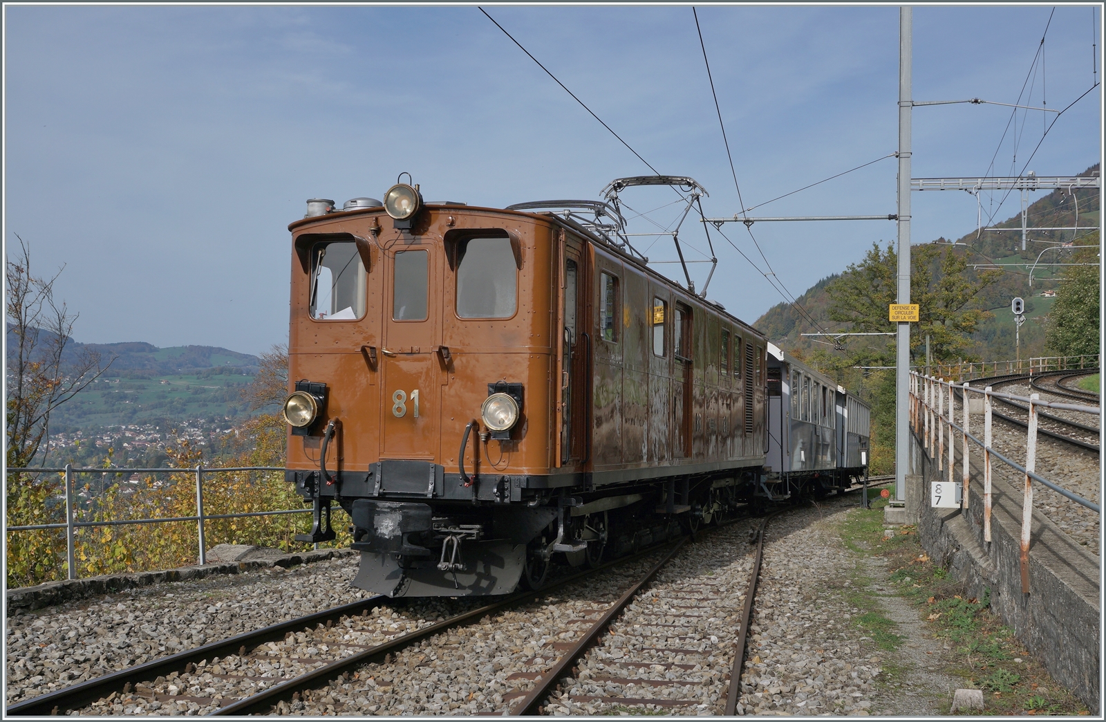  La DER de la Saison!  (Saisonabschlussfeier der Blonay-Chamby Bahn 2022) - Auf der Fahrt von Blonay nach Chaulin ist die Ge 4/4 81 mit ihrem Zug in Chamby eingetroffen und schiebt nun ihre Komposition nach Chaulin. 

29. Oktober 2022