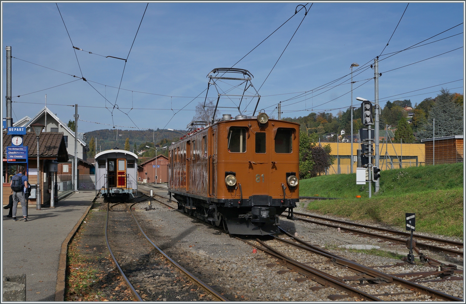  La DER de la Saison!  (Saisonabschlussfeier der Blonay-Chamby Bahn 2022) - Nach einen guten Jahr Aufenthalt in ihrer alten Heimat, ist die Bernina Bahn Ge 4/4 81 der Blonay Chamby Bahn wieder zurück und konnte zum Saisonschluss ausgiebig bewundert werden: 

Die Ge 4/4 81 rangiert in Blonay. 

29. Oktober 2022