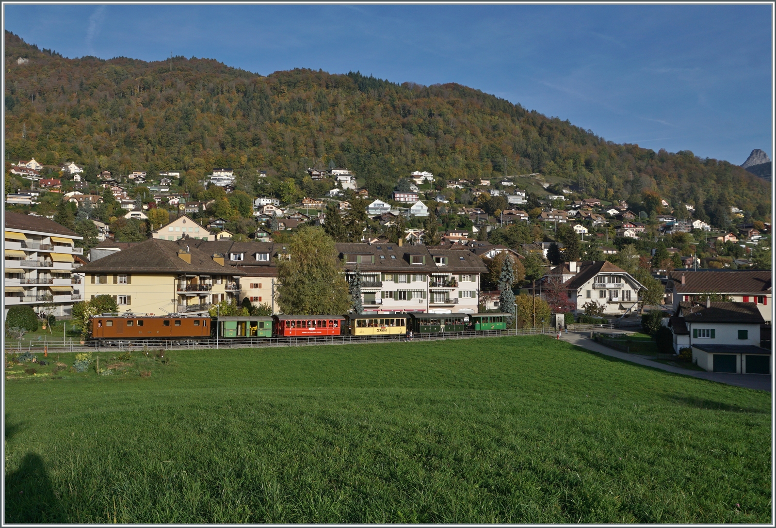  La DER de la Saison!  (Saisonabschlussfeier der Blonay-Chamby Bahn 2022) - Die Bernina Bahn RhB Ge 4/4 81 der Blonay-Chamby Bahn ist kurz nach Blonay mit dem Riviera Belle Epoque auf dem Weg nach Vevey.

30. Oktober 2022