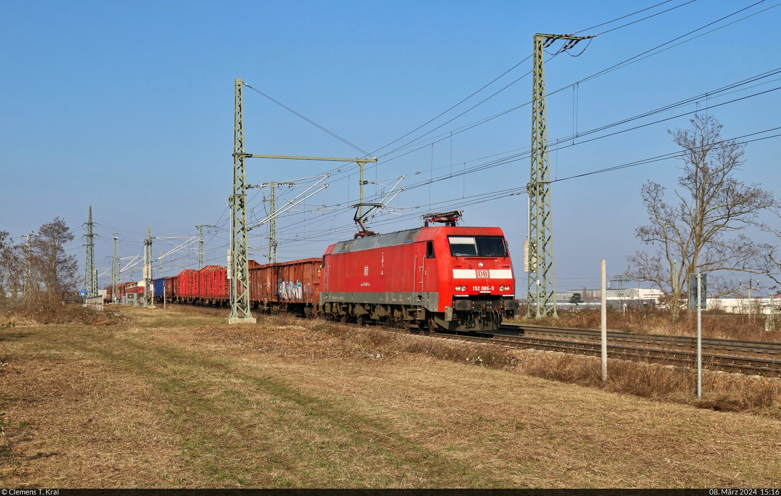 Langsam beschleunigt dieser gemischte Güterzug mit 152 086-5 (Siemens ES64F) aus dem Knoten Halle (Saale), hier an der Leipziger Chaussee (B 6) in südliche Richtung.
Genug Zeit für den Tf, den Fotografen zu grüßen. Die lieben Grüße zurück sind bereits auf Höhe des offenen Lokfensters bei ihm angekommen.

🧰 DB Cargo
🕓 8.3.2024 | 15:16 Uhr