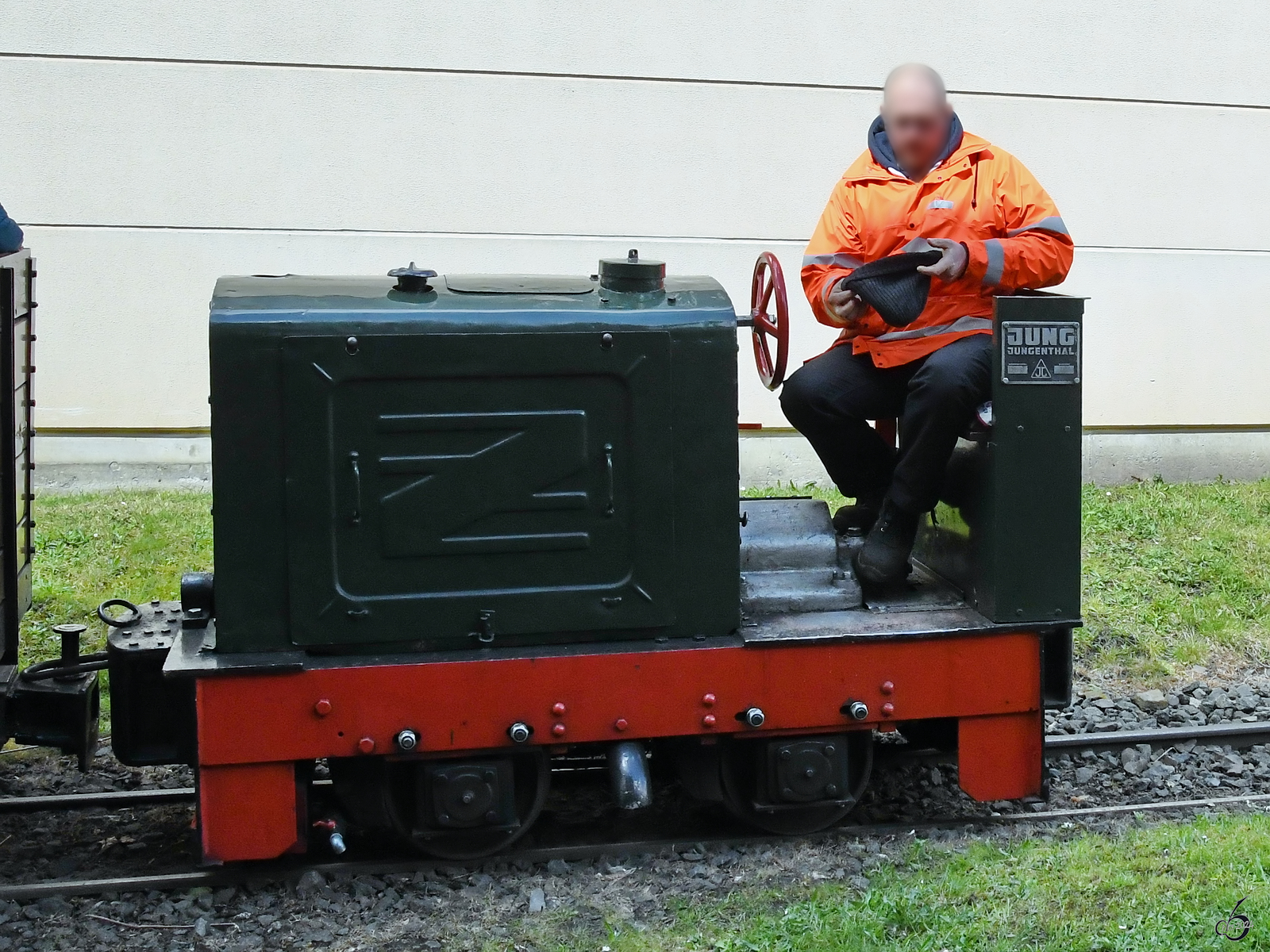 Langsam wird es kalt auf dem Kopf - denkt sich wohl der Lokführer dieser EL 105 der Firma Jung. (Eisenbahnmuseum Bochum, April 2024)