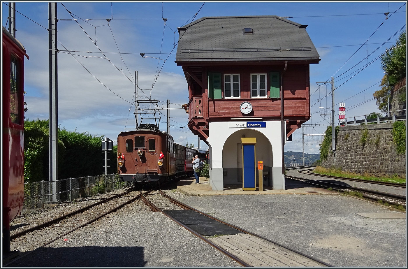 L'aventure ferroviaire de l'Oberland Bernois / Das Bahnabenteuer des Berner Oberlands -  und dazug geh�rt ohne Frage auch die BOB HGe 3/3 29. Im engen Taktfahrplan bei de BOB keine Platz mehr gefunden, fand bei der Blonay Chamby Bahn eine neue Heimat. Im Bild: Die BOB HGe 3/3 N� 29 der Blonay Chamby Bahn ist mit ihrem Reisezug in Chamby angekommen und wird den Zug in wenigen Minuten nach Chaulin traktieren.

6. September 2026