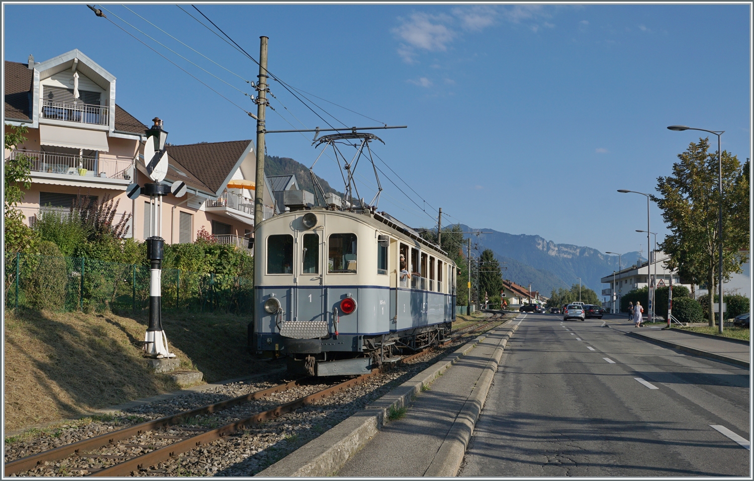  Le Chablais en fête  bei der Blonay Chamby Bahn. Der 1913 gebauten und 1940 umgebauten BCFe 4/4 N° 1  TransOrmonan  ist auf der Fahrt von Blonay nach Chamby und passiert gerade die Hippschen Wendescheibe, das B-C Ausfahrsignal in Blonay. Interessanteweise hat der ASD BCFe 4/4 N° 1 während seiner Einsatzzeit kaum Signale gesehen, die ADS wurde erst von wenigen Jahren damit ausgerüstet. 

9. September 2023