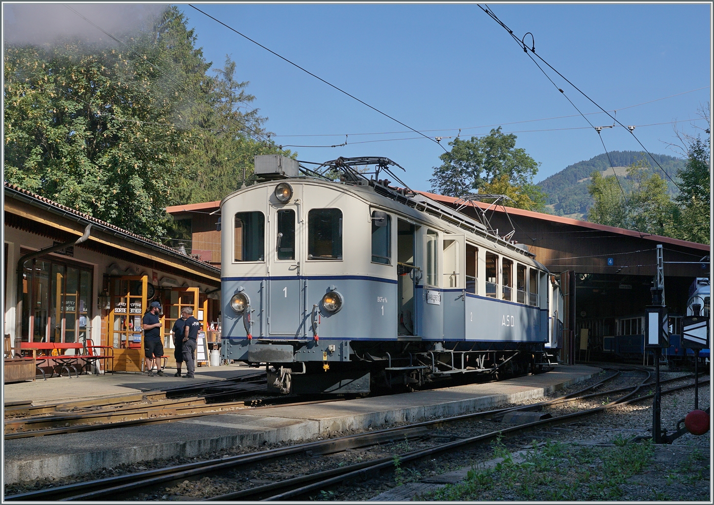  Le Chablais en fête  bei der Blonay Chamby Bahn. Die Eröffnung des ersten Teilstückes der Bex - Villars vor 125 Jahren, sowie die vor 80 Jahren erfolgte Fusion einiger Strecken im Chablais war der Anlass zum diesjährigen Herbstfestivals  Le Chablais en fête. Als besondere Attraktion zeigt sich der ASD BCFe 4/4 N° 1  TransOrmonan  der TPC mit seinem B 35 als Gastfahrzeug. Das Bild zeigt den 1913 gebauten und 1940 umgebauten BCFe 4/4 N° 1 nach der Ankunft als Zug in Chaulin, in der Folge war das Fotografieren infolge eines erfreulichen grossen Besuchersandrang nicht mehr ganz so einfach. 

9. September 2023