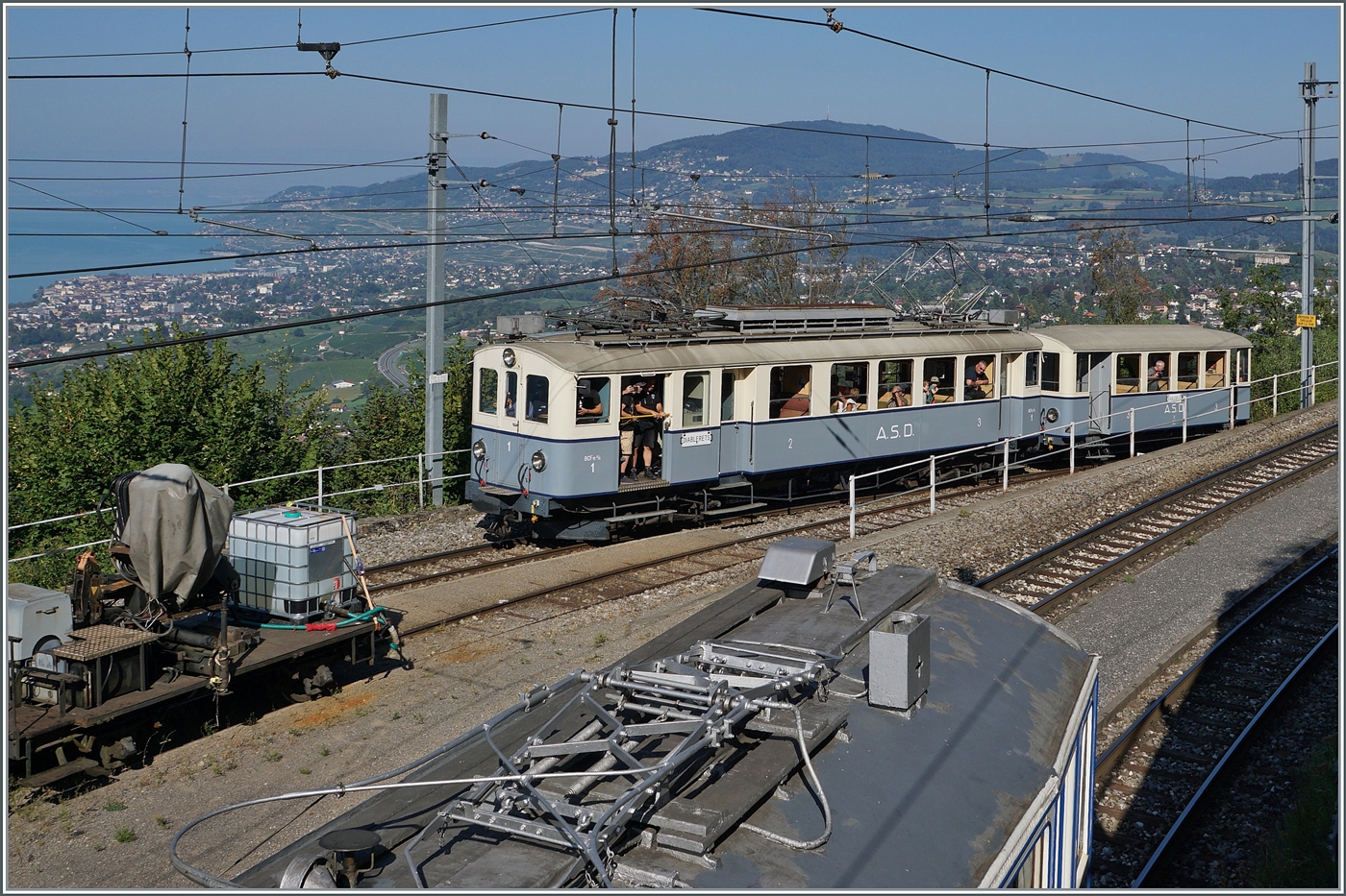  Le Chablais en fête  bei der Blonay Chamby Bahn. Die Eröffnung des ersten Teilstückes der Bex - Villars Bahn vor 125 Jahren, sowie die vor 80 Jahren erfolgte Fusion einiger Strecken im Chablais waren der Anlass zum diesjährigen Herbstfestivals  Le Chablais en fête. Als besondere Attraktion verkehrte der ASD BCFe 4/4 N° 1  TransOrmonan  der TPC mit seinem B 35 als Gastfahrzeug auf der Blonay-Chamby Bahn, hier zu sehen beim Verlassen des Bahnhofs von Chamby.

10. September 2023