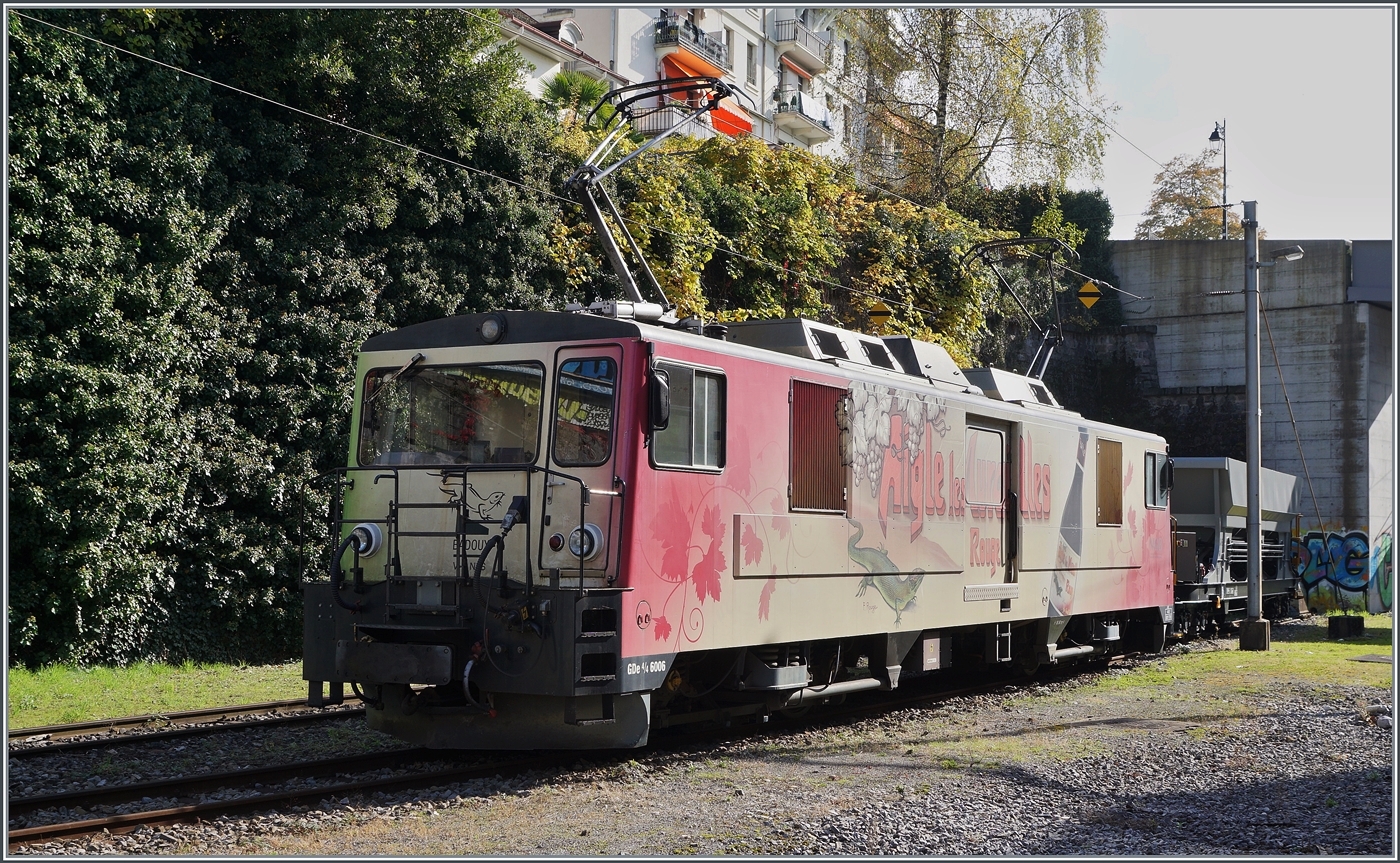 Leider sieht man die MOB GDe 4/4 nur noch selten. Ist die Lok dann noch aufgeb�gelt, freut man sich ganz besonders. Die MOB GDe 4/4 6006 seht in Montreux. 

30. Oktober 2024