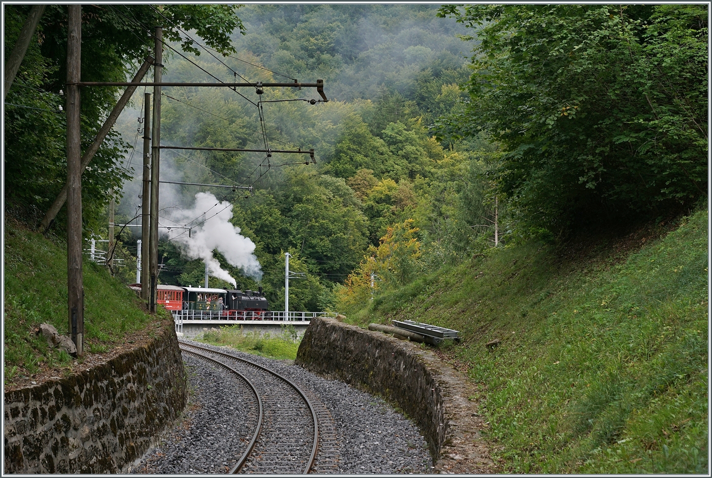 Les chemins de fer disparus - Die verschwundenen Bahnen (Zell - Todtnau 1889 1967/CEV St-Légier - Châtel St-Denis 1904 - 1969) Verschwundene Bahnlinien, das Thema des diesjährigen Herbstevent der Blonay Chamby Bahn; welcher es auch zu verdanken ist, das die hier zu sehende Strecke NICHT verschwunden ist! Ein Schicksal welches der zur CEV gehörenden Strecke St-Légier - Châtel leider nicht vergönnt war. Im Hintergrund ist die SEG G 2x 2/2 105 der Blonay - Chamby Bahn mit ihrem Museumszug 10557 auf dem Weg von Blonay nach Chaulin auf dem Baye de Clarens Viadukt zu sehen. 

13. September 2025 