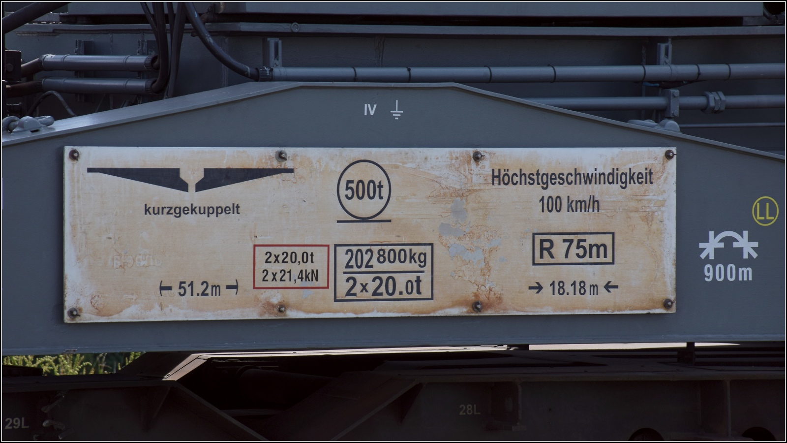 Letzte Etappe eines Schwertransports.

Datendetails des Uaai-Tragwagen 83 81 A-FELB 9973 321-6. Eichstetten, September 2022.