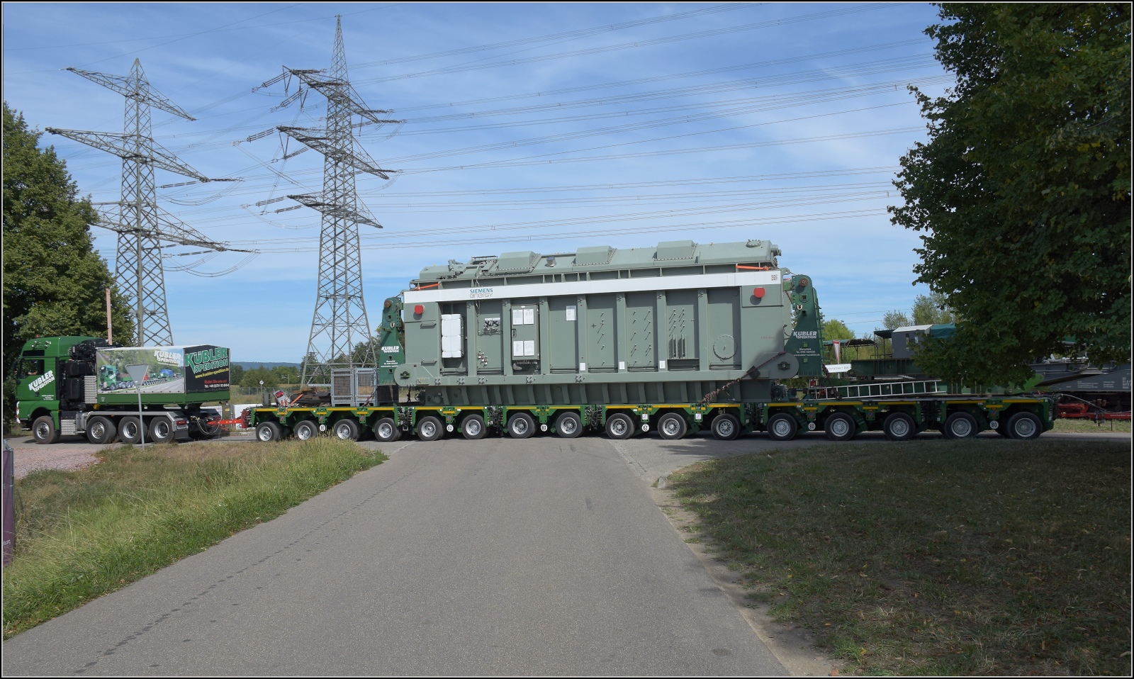 Letzte Etappe eines Schwertransports.

Weiter wurde das Trafo-Monster ganz schnell vom Bahnanschlussgleis mit dem Tieflader über die Gemeindestraße ins neue Umspannwerk befördert. September 2022.