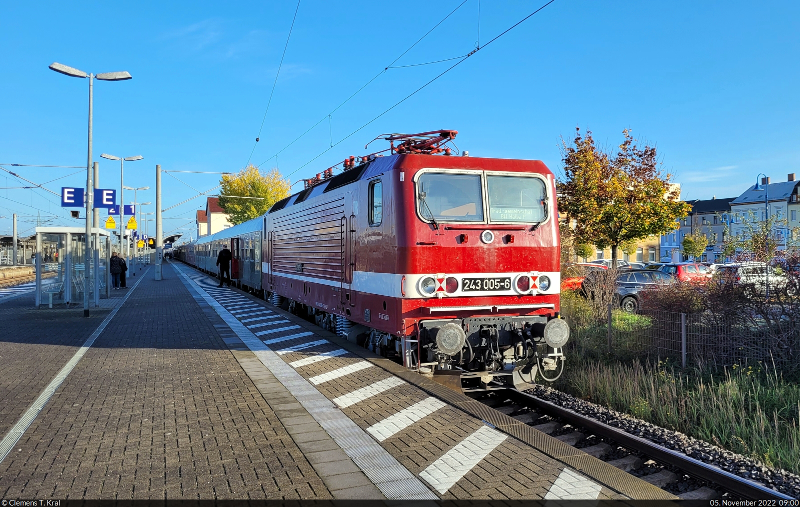 Lichterfahrt ins Lausitzer Braunkohlerevier

Zu einer Rundfahrt um die Kraftwerke und Tagebaue in der Lausitz luden die Traditionsgemeinschaft Bw Halle P e.V. und der Lausitzer Dampflok Club e.V. ein. Der Sonderzug, bestehend aus acht Wagen sowie der Zuglok 155 273-6 (250 273-0) und am Schluss 143 005-7 (243 005-6) war bis auf den letzten Platz ausgebucht.
Nach dem Zustieg in Halle(Saale)Hbf war ein kurzer Schnappschuss im Bahnhof Bitterfeld auf Gleis 1 möglich.

🧰 Traditionsgemeinschaft Bw Halle P e.V.
🚝 DZ 5256 Leipzig Hbf–Cottbus Hbf
🕓 5.11.2022 | 9:00 Uhr