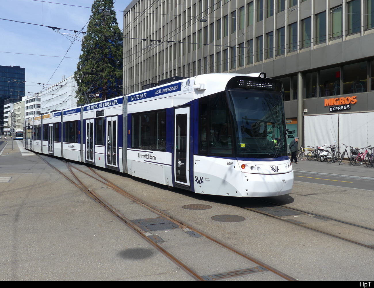 Limmattalbahn - Be 6/8  8008 unterwegs in Altstetten am 10.04.2023