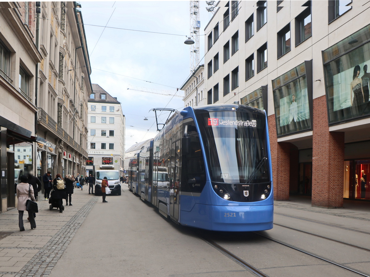 Linie 19 mit dem Wagen 2521 der Münchner Strassenbahn in Richtung Westendstrasse am 30. November 2024.