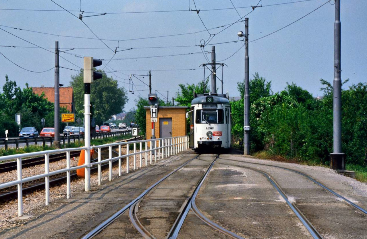Linie 3 der Heidelberger Straßenbahn nach Leimen, Haltestelle Burgstraße.
Datum: 16.05.1985
