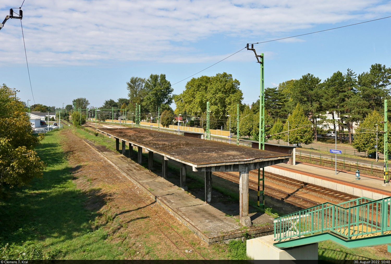 Links und rechts dieses Bahnsteigdaches verkehren im Bahnhof Balatonfenyves (HU) keine Züge mehr. Anhielt des noch sichtbaren Gleises hielt dort auch einst die Schmalspurbahn.
Aufnahme von der Fußgängerbrücke.

🕓 30.8.2022 | 10:48 Uhr