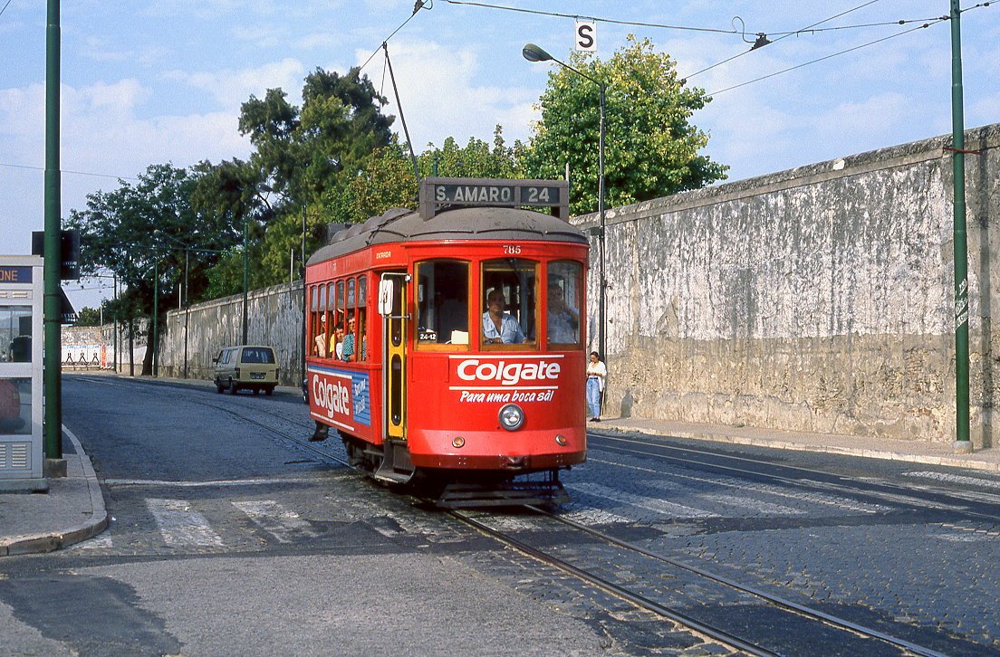 Lissabon Tw 785 (rckgebaut zum Einrichtungswagen) in der Rua Nelson de Barros / Ecke Rua da Madre de Deus am 10.09.1990. Die Linien in den nordwestlichen Aussenbezirken wurden nur bis 1991 betrieben.