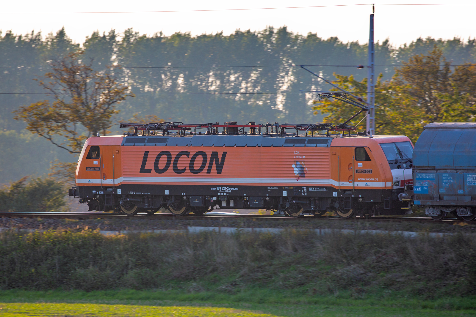 LOCON 502 Lok 189 821 mit Kreidewagen von Lancken in Richtung Lietzow fahrend. - 30.09.2022