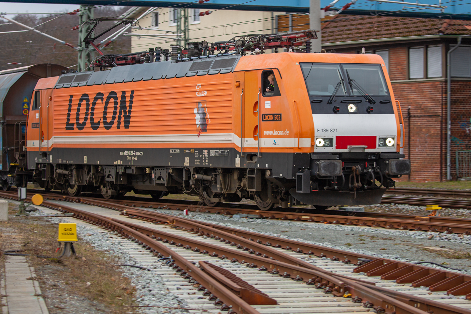 LOCON 502 Lok 189 821 bei Rangierarbeiten mit Kreidewagen in Bergen auf Rügen. - 10.03.2023