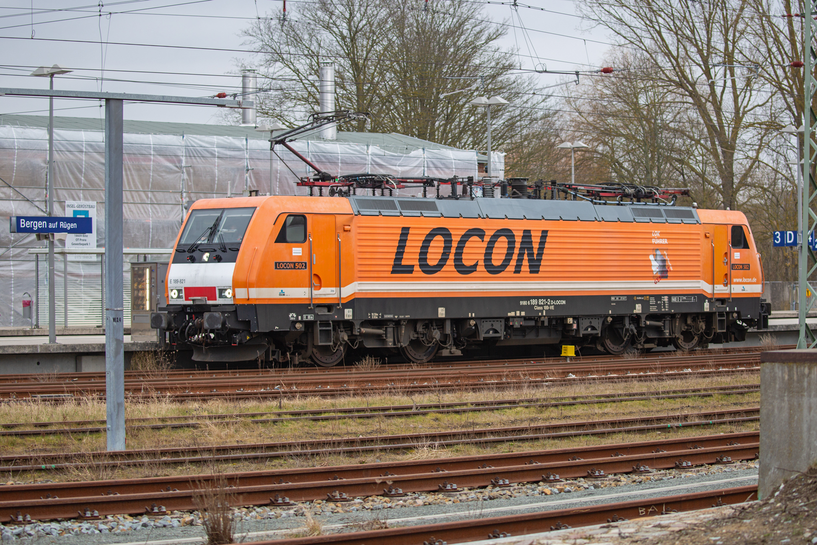 LOCON 502 Lok 189 821 in Bergen auf Rügen auf Ausfahrt wartend um den zweiten Teil der Kreidewagen von Lancken zu holen. - 10.03.2023