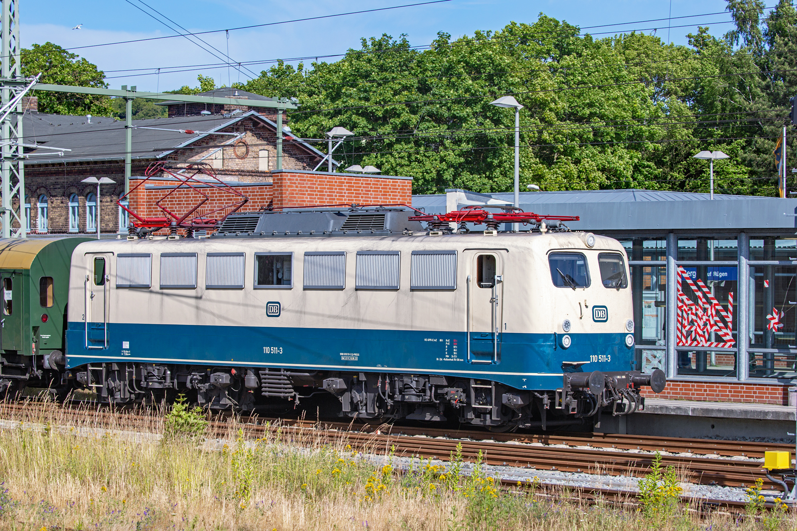 Lok 110 511 der Pressnitztalbahn mit dem Nachtzug zu den Störtebeker-Festspielen in Bergen auf Rügen. - 24.06.2023 - Aufgenommen am ehm. Güterboden. 