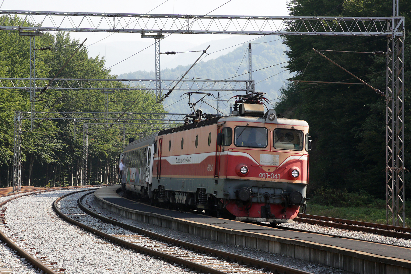 Lok 461-041 f�hrt mit Zug R 6103 Bijelo Polje - Bar in Kolasin ein, 10.09.2026