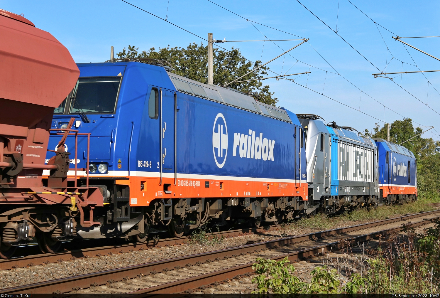 Lok-Trio: 185 419-9, 187 304-1 und 076 110-0 (92 88 0076 110-0 B-RDX) wurden ans Ende eines Güterzuges Richtung Merseburg Hbf gehangen und vom Saaleradweg bei Schkopau dokumentiert. Gezogen hatte 482 035-3 (185 561-8).

🧰 Raildox GmbH & Co. KG | Railpool GmbH, vermietet an die Raildox GmbH & Co. KG
🕓 25.9.2023 | 10:42 Uhr