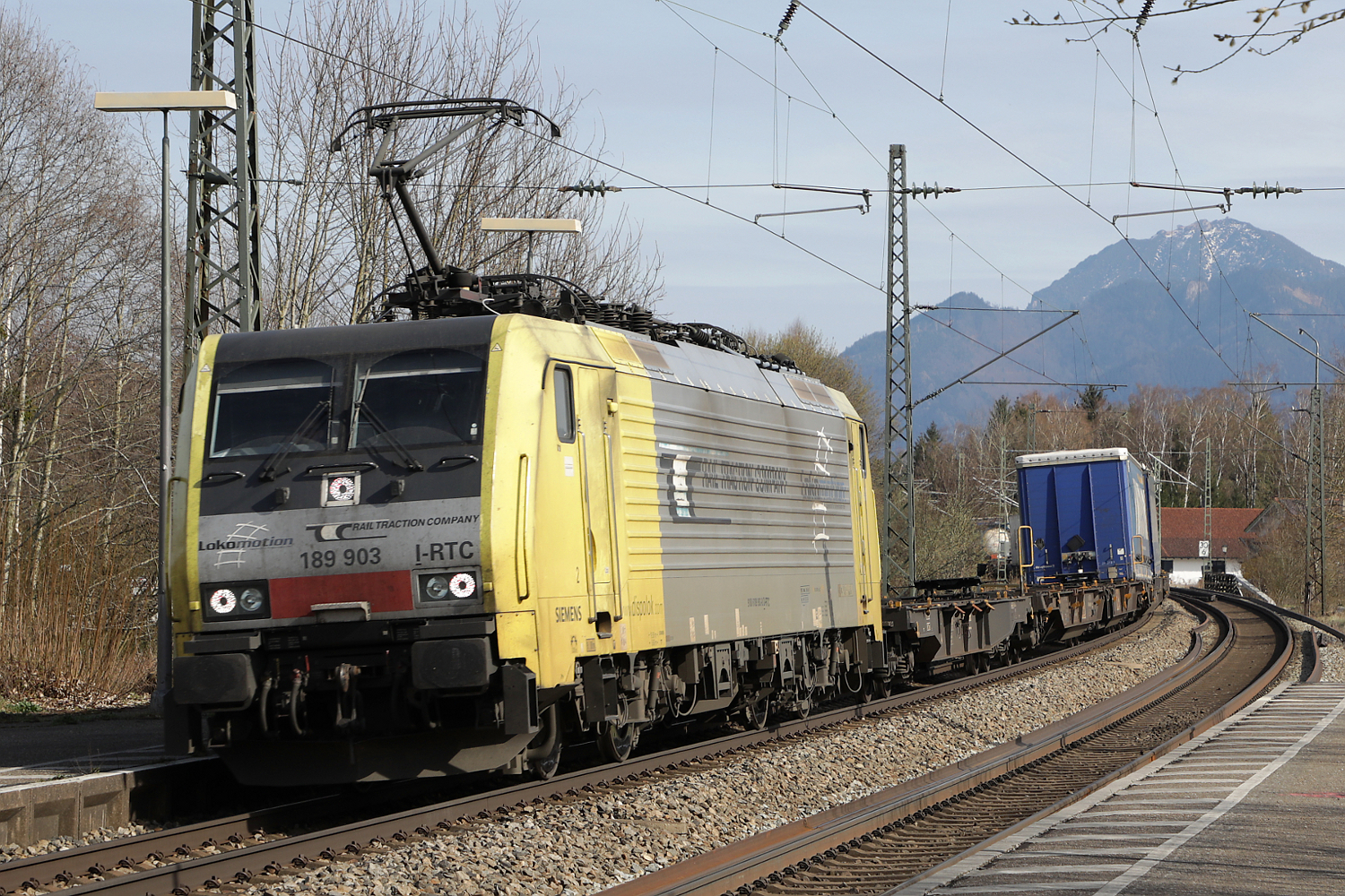 Lokomotion / RTC 189 903 mit mäßig ausgelastetem Anhang, Bernau am Chiemsee, 22.03.2024