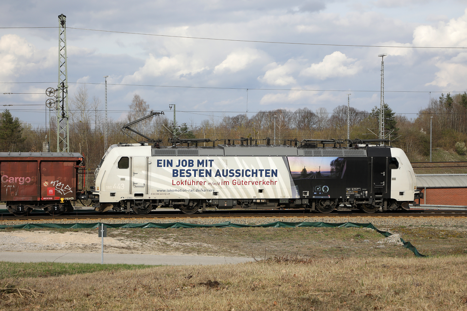 Lokomotion 186 443 verläßt mit ihrem Anhang die Einfahrgruppe des Rangierbahnhofs München Nord, 19.03.2024