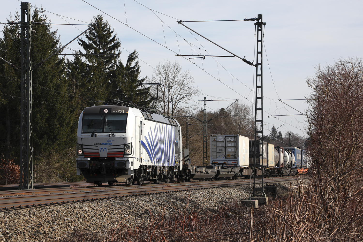 Lokomotion 193 771 mit einem KV-Zug bei Eglharting, 06.02.2024