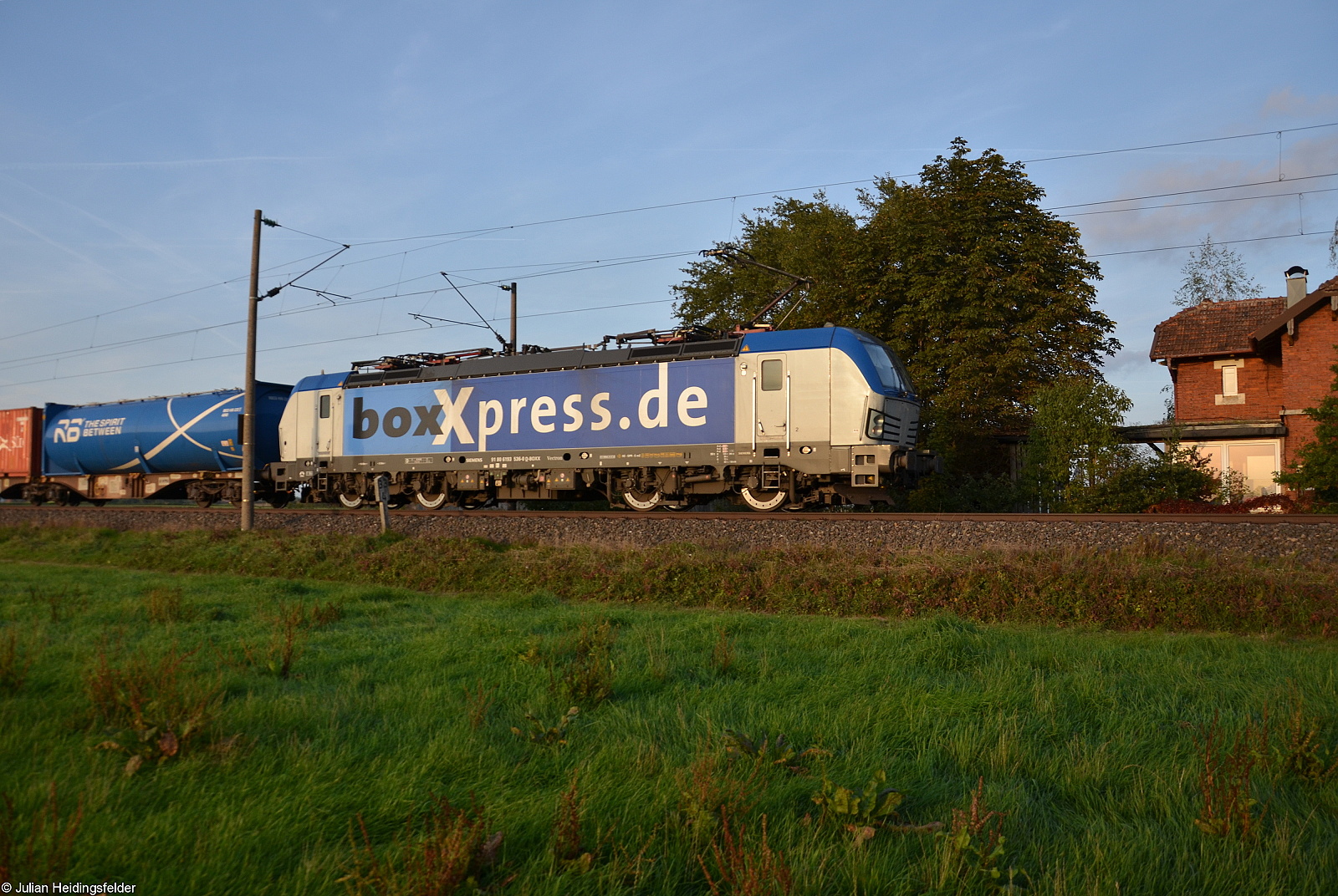Lokporträt der BoxXpress Vectron 193 536-0 (NVR: 9180 6193 536-0 D-BOXX). Sie zieht am 07.10.2022 einen Containerzug in den Abendstunden in Richtung Treuchtlingen. 