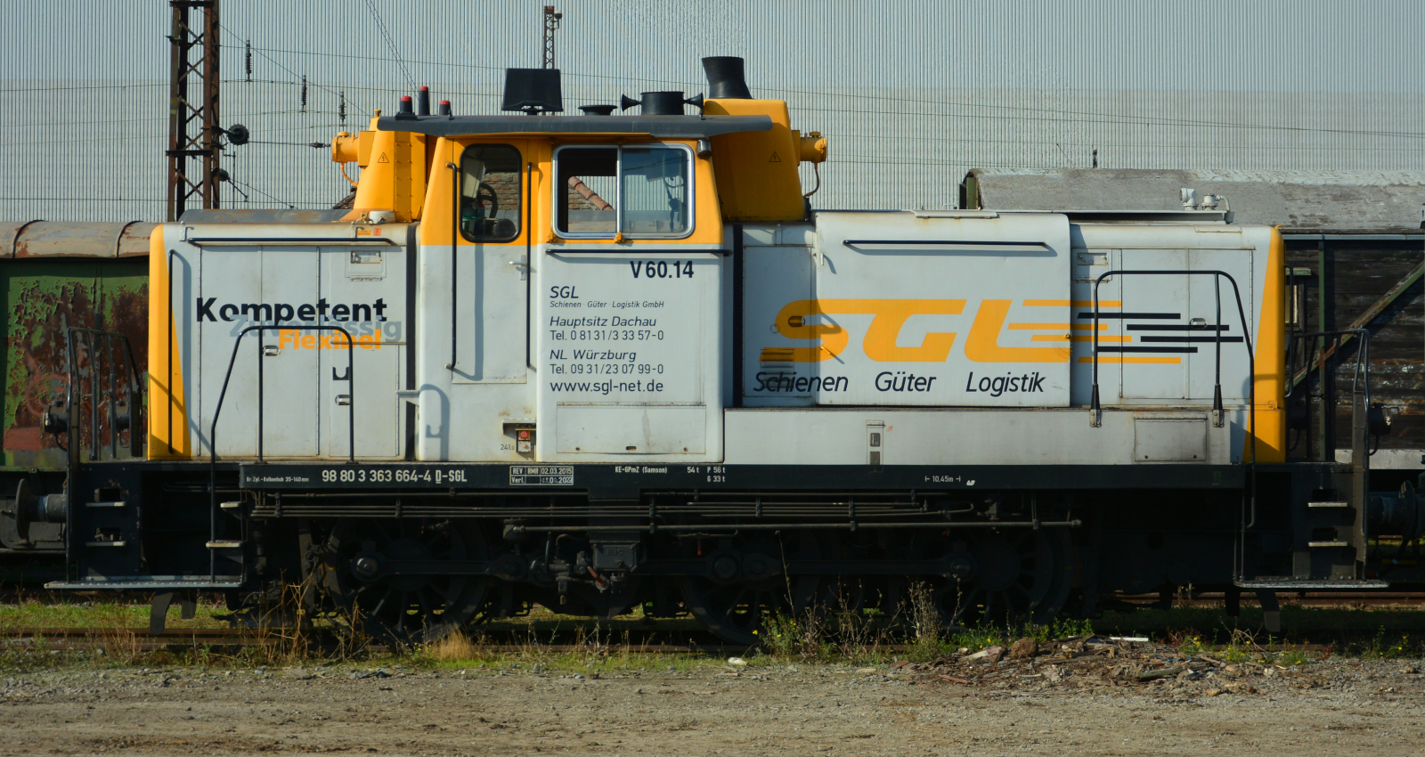 Lokporträt: Die Schienen Güter Logistik (SGL) V60.14 (98 80 3 363 664-4 D-SGL) am 24.09.2022  im Gbf Würzburg-Zell.