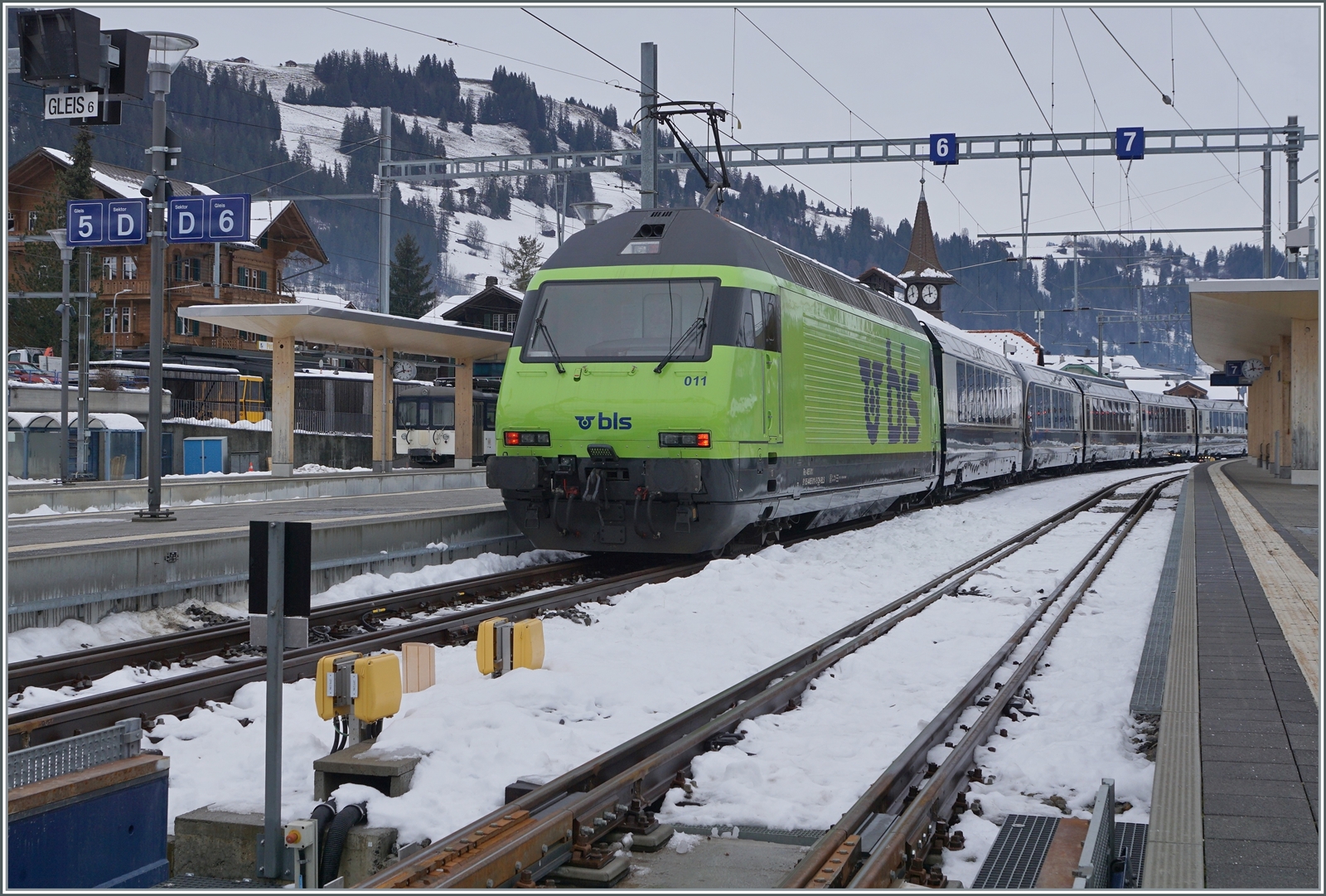 Lokwechsel: Nachdem die Fahrleitungsspannung umgestellt wurde, übernimmt die BLS Re 460 011 mit einem  Interface  Wagen in Zweisimmen den GoldenPass Express 4068 für die Weiterfahrt nach Interlaken Ost am Schluss des Zugs. 

15. Dezember 2022