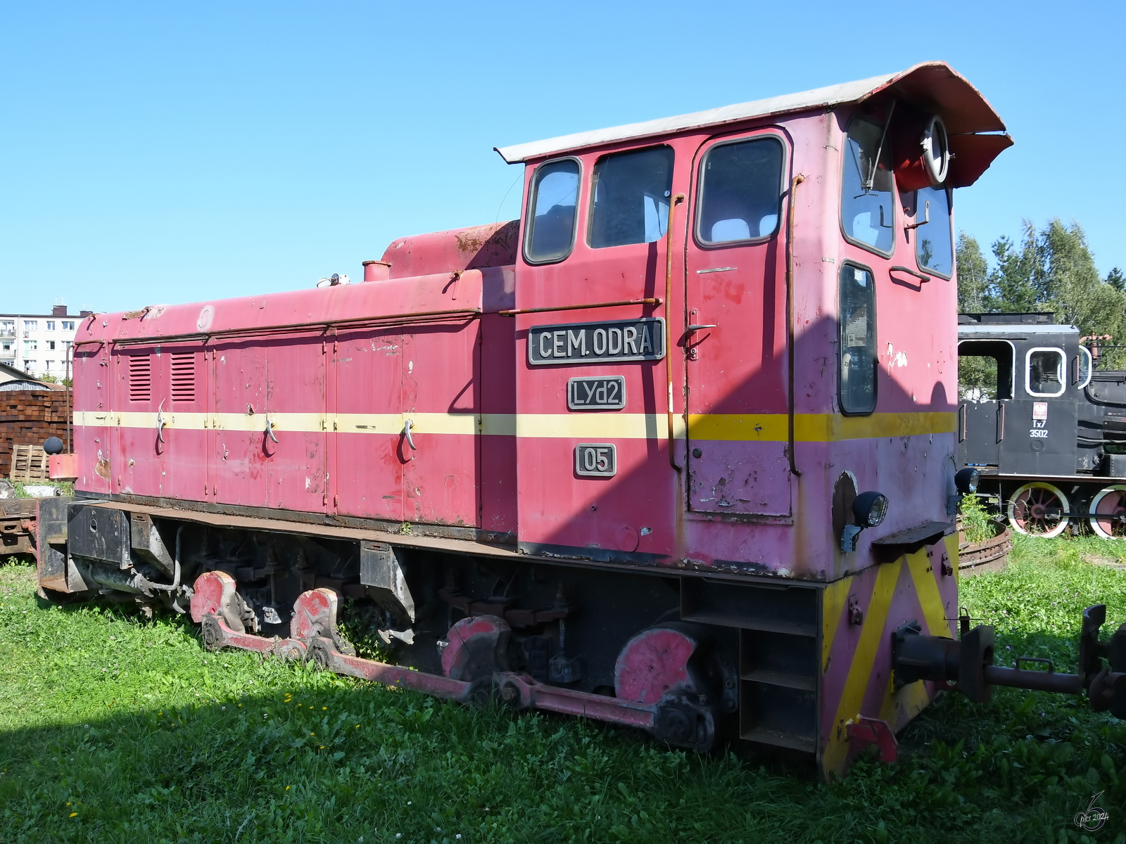 LYd2-05 ist eine 1980 gebaute Schmalspur-Diesellokomotive der Baureihe L30H des rumänischen Fahrzeug- und Maschinenherstellers FAUR. (Koszalin (Köslin), September 2024)