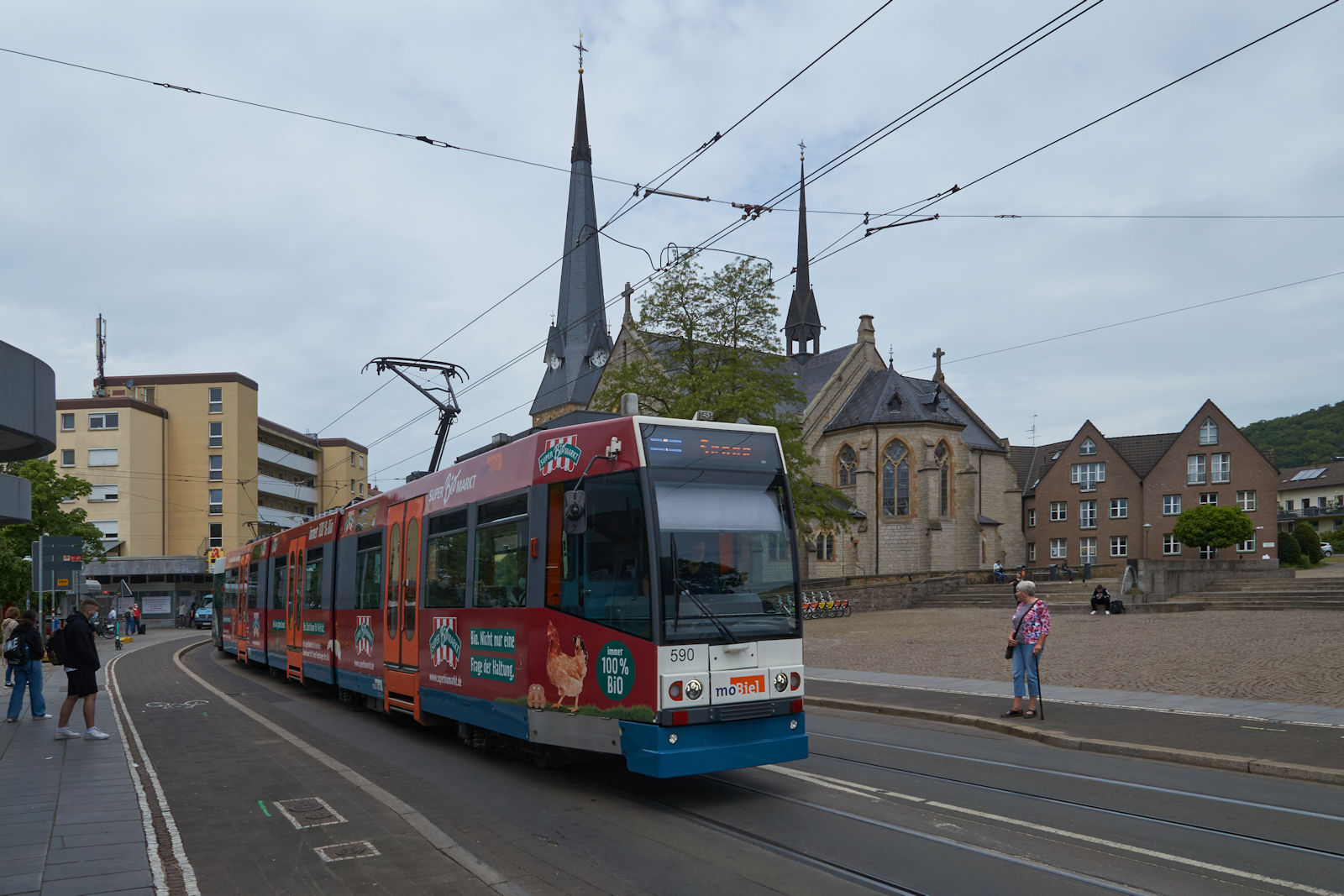 M8D 590 der Mobiel GmbH war am 16.05.2022 auf dem Weg nach Bielefeld Senne und durchfuhr die Brackweder Hauptstraße. In Kürze wird die Haltestelle Brackwede Kirche erreicht.