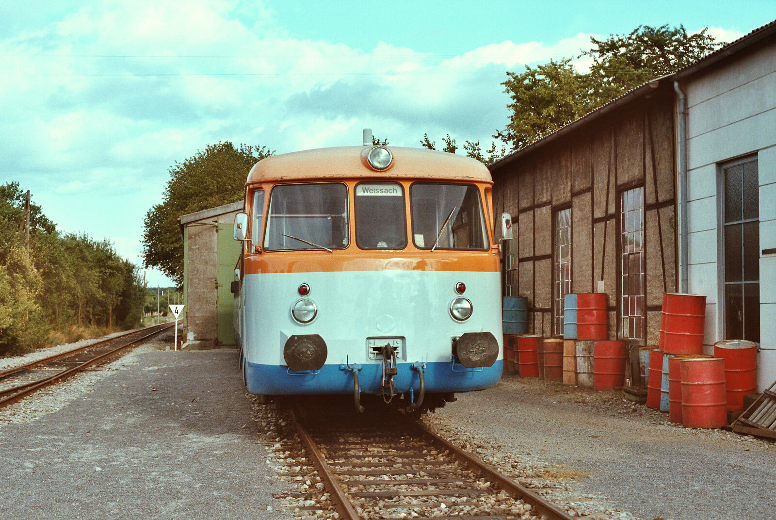 MAN-Schienenbusse der Strohgäubahn Korntal-Weissach waren 1983 noch ziemlich gepflegt.
Ein solcher Schienenbus, der VS 113, war vor dem Depot Weissach abgestellt.