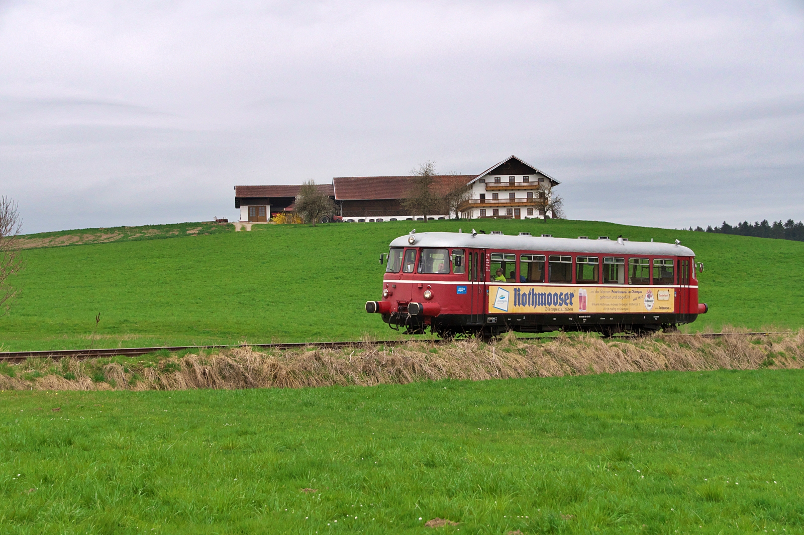 MAN VT 26 der Chiengauer Lokalbahn auf dem Weg von Bad Endorf nach Obing bei Mallerting am 12.04.2026