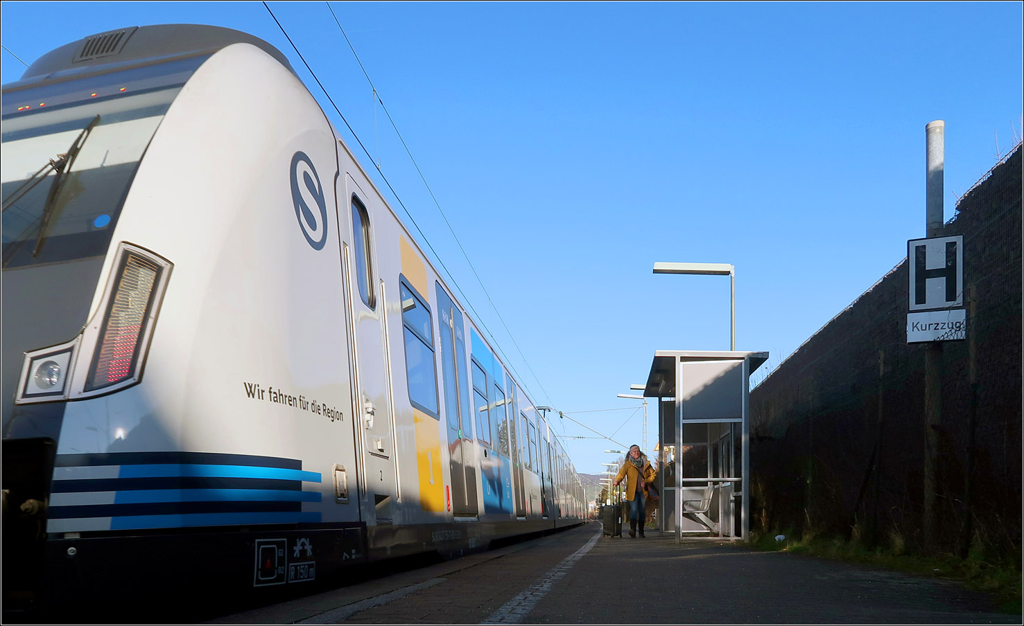 Mangelhaft - 

An vielen Stationen der S-Bahn Stuttgart ist kein ebenerdiger Zustieg möglich. Der Abstand zwischen Türen und Bahnsteig ist recht hoch.
Station Stetten-Beinstein in Endersbach an der Remsbahn auf der die S2 verkehrt.

Aus dieser tiefen Perspektive hat der Zug eine etwas eigenartige Wirkung.

12.02.2023 (M)