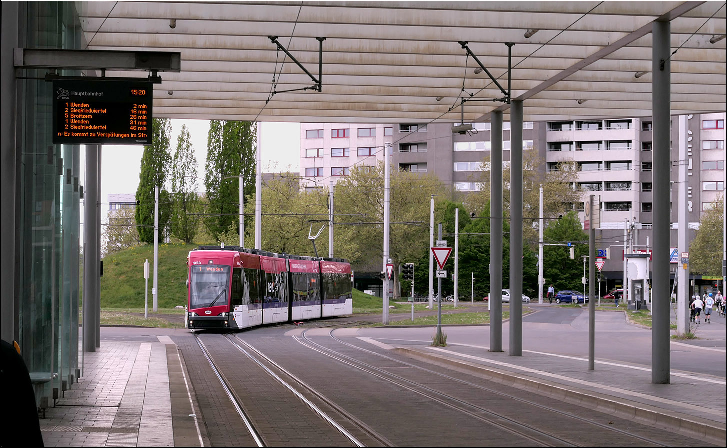 Markante Haltestelle - 

Einfahrt des Solaris Tramion 1954 als Linie 1 nach Wenden unter das Glasdach an der Haltestelle Hauptbahnhof. 

03.05.2026 (M)