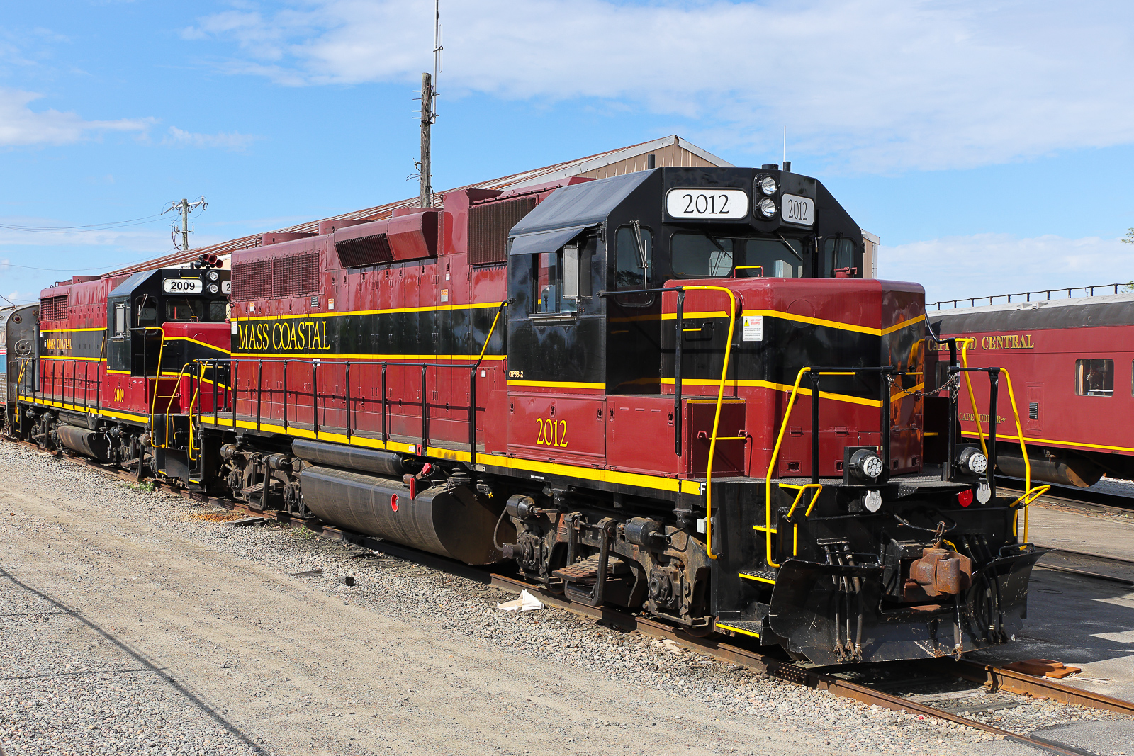 Mass Coastal Railroad 2012 und 2009 beim Depot in Hyannis, Massachusetts, USA am 28.05.2026.