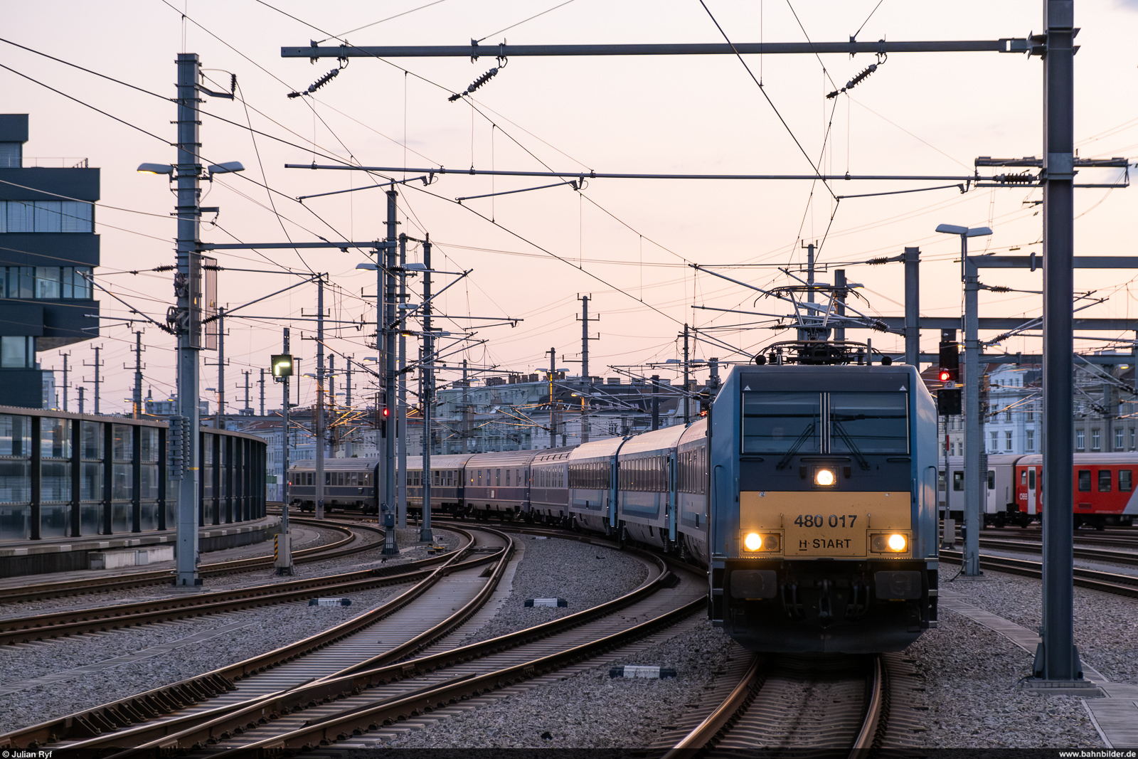 MAV 480 017 / Wien Hauptbahnhof, 22. Juli 2023<br>
D 347 DACIA Wien Hbf - București-Nord / Cluj-Napoca