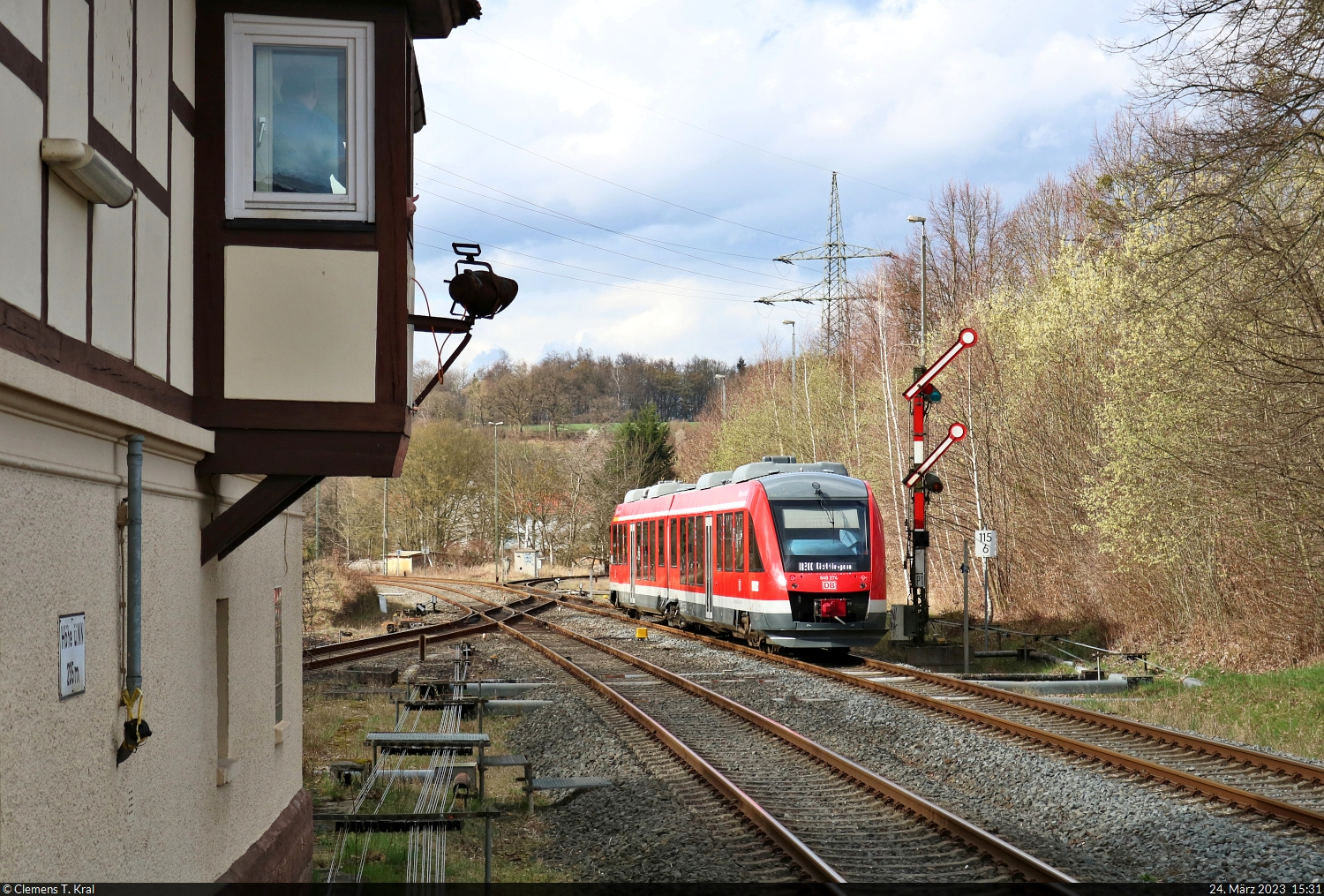 Mechanische Stellwerkstechnik und Formsignale: einfach romantisch. Soeben erhält 648 274-8  Wulften am Harz  (Alstom Coradia LINT 41) Ausfahrt im Bahnhof Herzberg(Harz) Richtung Northeim(Han).
Auf ihn wurde vom Ende des Bahnsteigs 2/4 nachgeschossen.

🧰 Harz-Weser-Bahn (DB Regio Nord)
🚝 RB 14016 (RB80) Nordhausen–Göttingen [+5]
🕓 24.3.2023 | 15:31 Uhr