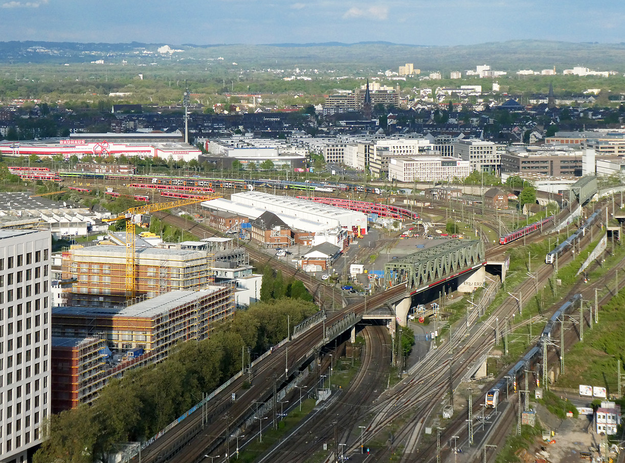 Mehrere Züge unterwegs beim Bahnhof Köln Messe/Deutz. Links im Hintergrund der Betriebsbahnhof Köln Deutzerfeld. Das Foto wurde von der Aussichtsplattform 'Triangle' aufgenommen. Köln, 18.4.2024