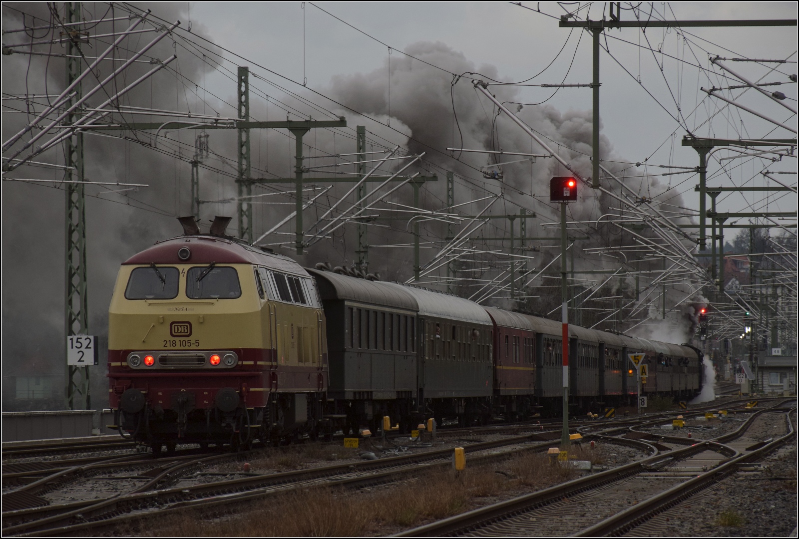 Mein erstes Tête-à-Tête mit der Schönen von der K.Bay.Sts.B.

Da 11 Wagen auch für die leistungsfähige 18 478 auf der Berg- und Talbahn im Allgäu recht sportlich sind, hilft am Ende die in TEE-Farben lackierte 218 105 kräftig mit. Lindau Bahndamm, Februar 2023.